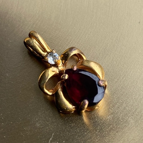 untested gold tone and garnet stone pendant - Picture 1 of 4